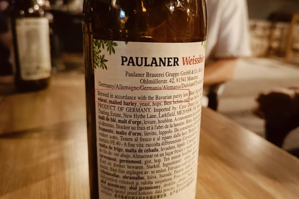 etiqueta trasera en la cerveza Paulaner